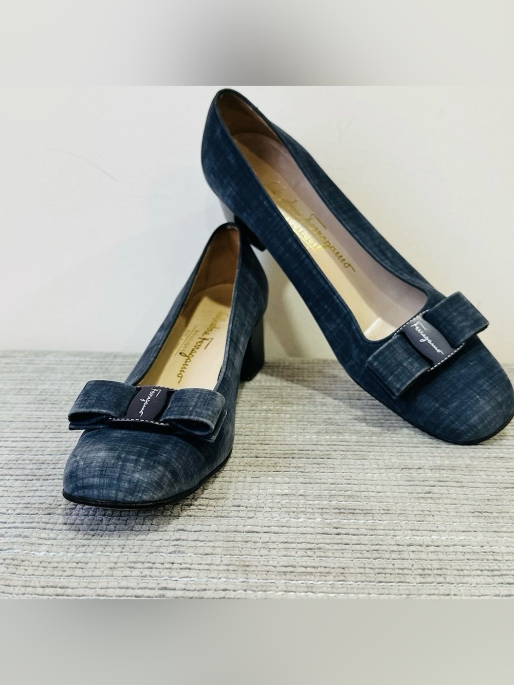 Salvatore Ferragamo Vara Denim Fabric Pumps Blue Bow Block Heel Shoes Size 8 4A - Picture 3 of 11